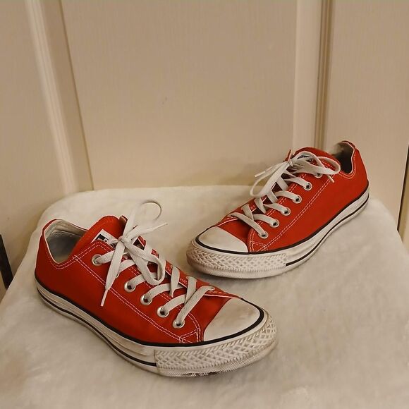Red low-top Converse Chuck Taylor All Star canvas unisex sneakers size M 7 W 9 - Picture 1 of 7